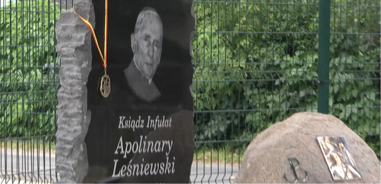 Odsłonięcie obelisku ks. Apolinarego Leśniewskiego we Wróblewie